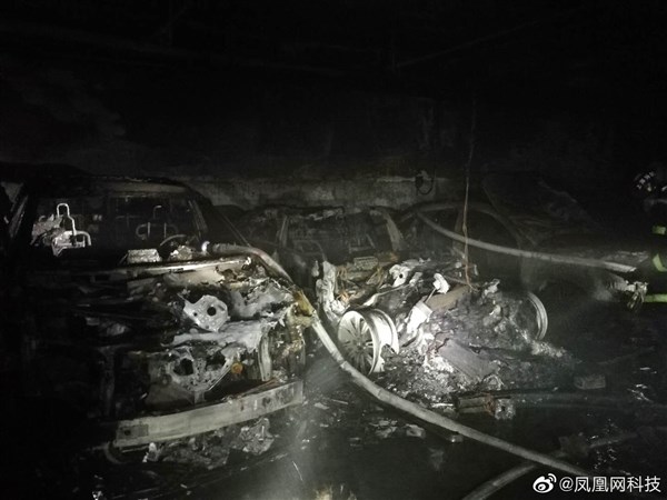 上海特斯拉自燃后现场曝光，共3车燃烧