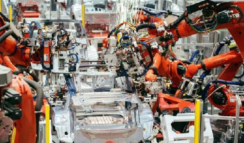 特斯拉上海工厂装配有大量美的库卡机器人